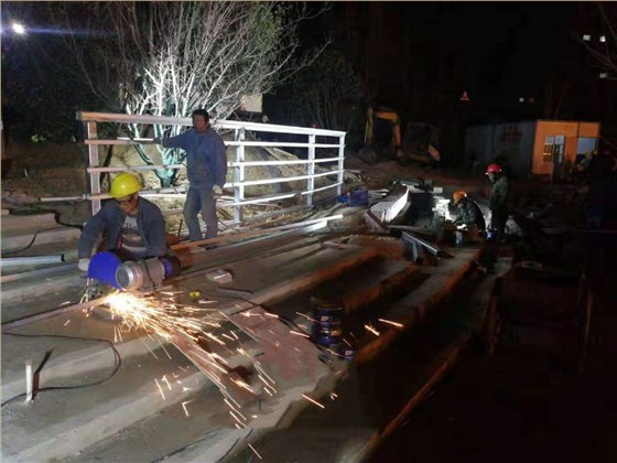 明珠监理夜间履行职责，监督工程质量