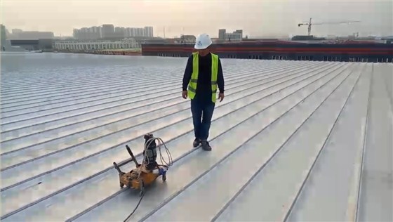 京东齐河物流园屋面施工，监理一旁认真旁站