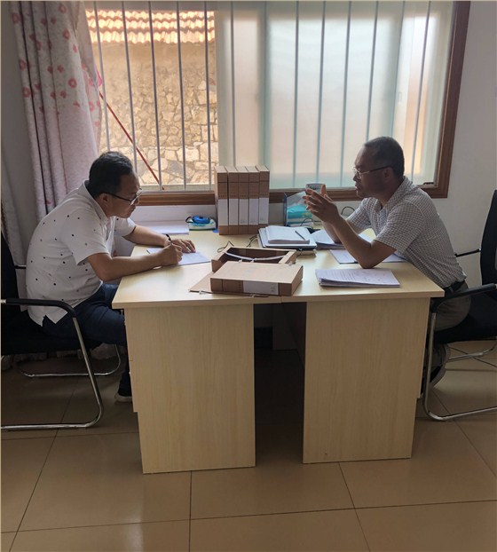 公司领导巡查工地，指导交流现场工作