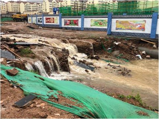 争分夺秒,加大马力的排水现场 争分夺秒,加大马力的排水现场