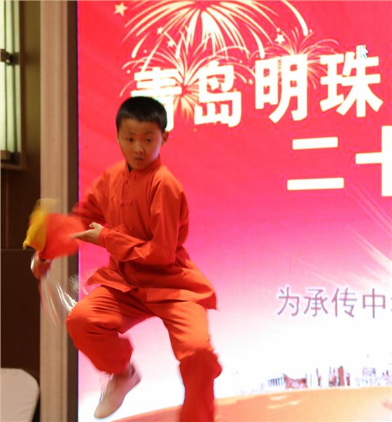 挥剑出招，潇洒利落