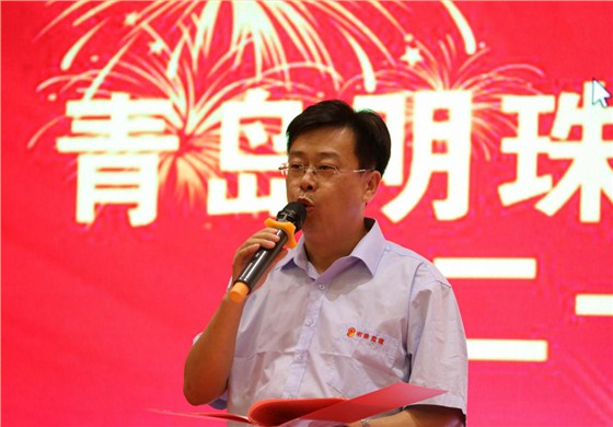 侯总经理深情朗诵诗歌