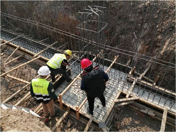 监理菜鸟项目部监理工程师及时关注施工进度，随时检查施工质量是否符合要求规范