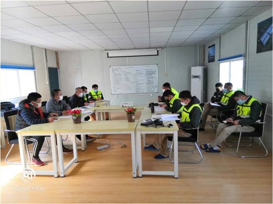 现场发现总结的问题要点，及时以每周监理例会的形式传达总结，促进现场施工及其它工作更好的进行