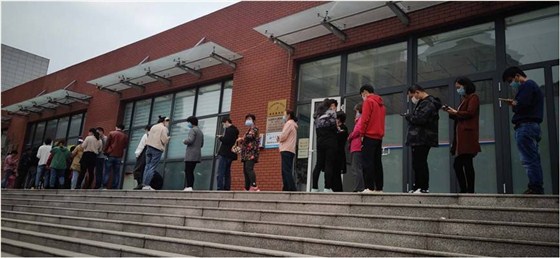 明珠监理各项目部及时与甲方、施工方组织好工地在场人员依序排队进行核酸检测