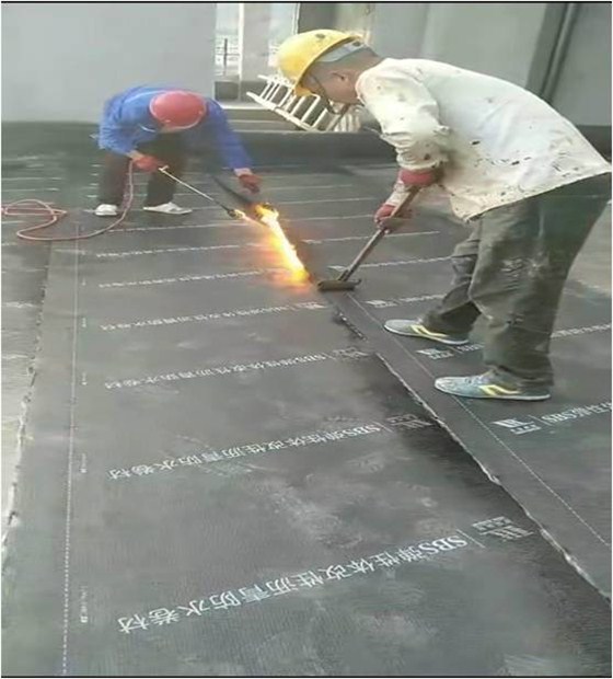 现场随时检查指导工人技术操作，确保工程质量