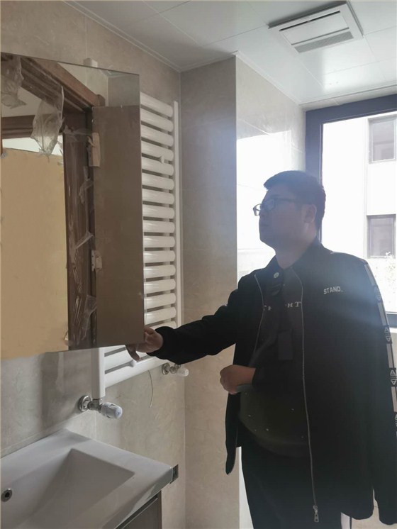 许总监受伤后仍心系工作，带伤奋斗在工作第一线