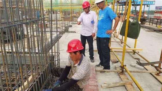 赵总监日常巡视工作，严守工程质量