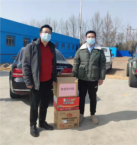 侯总送防疫物资到莱西关心工程师情况