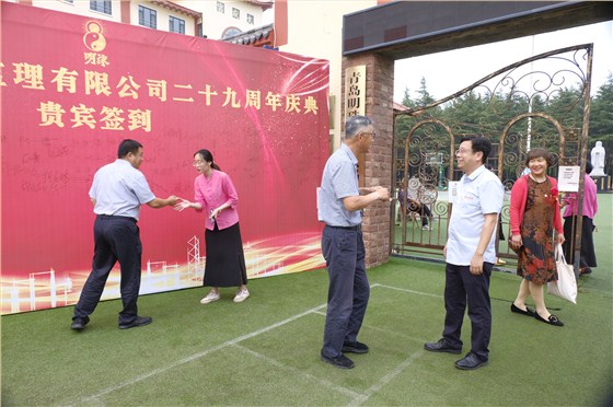 侯总与来宾亲切交谈，热情接待