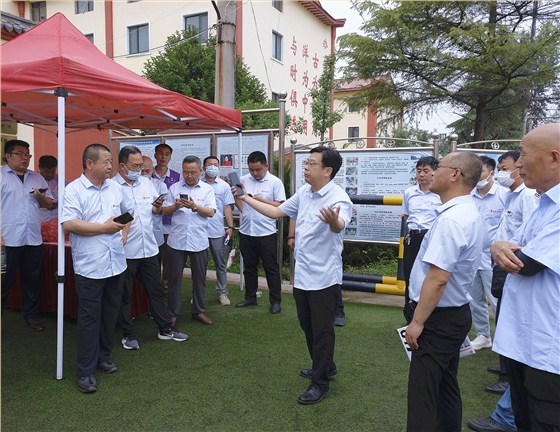 为保证庆典相关工作更加圆满完美，侯总现场指导部署工作