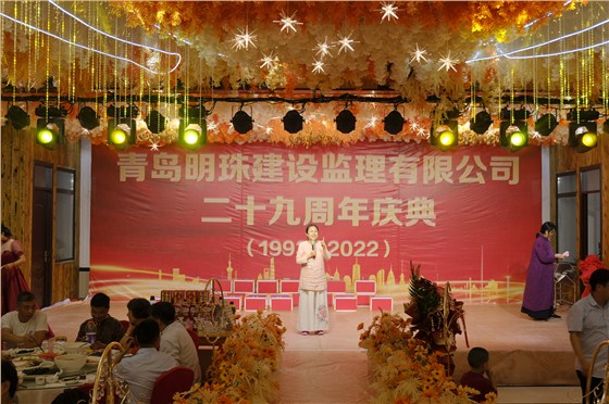 明珠国学学校校长侯峰女士上台发言