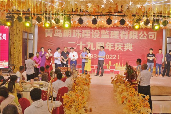 喜悦热烈的颁奖环节，侯总上台给获奖者发奖品