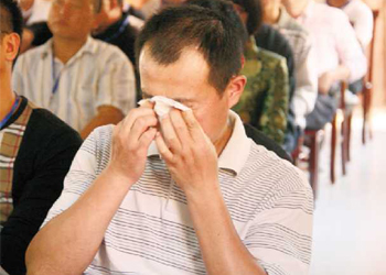 流下感动的眼泪