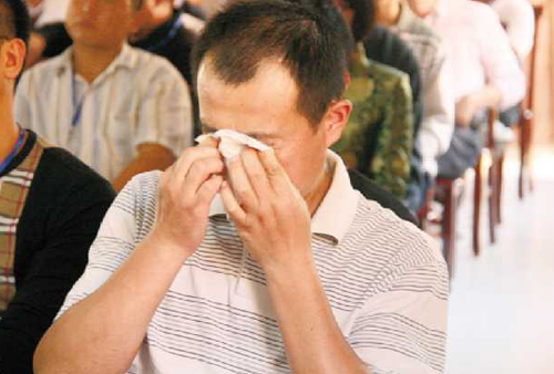 流下感动的眼泪