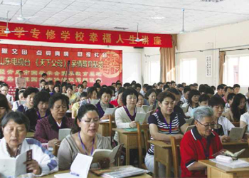 学员在诵读经典《弟子规》