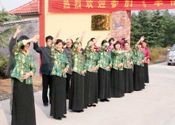 向学员挥手送行