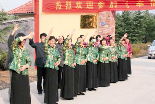 向学员挥手送行