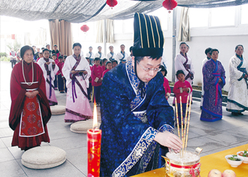 总经理侯方鹏恭敬上香