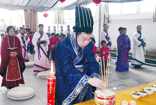 总经理侯方鹏恭敬上香