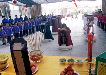 董事长张瑞琴领众叩拜