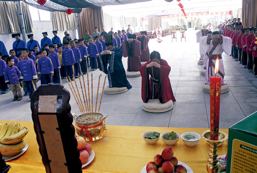 董事长张瑞琴领众叩拜