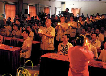 总裁班全国各地企业负责人与明珠公司骨干一起表演《爱与关怀》