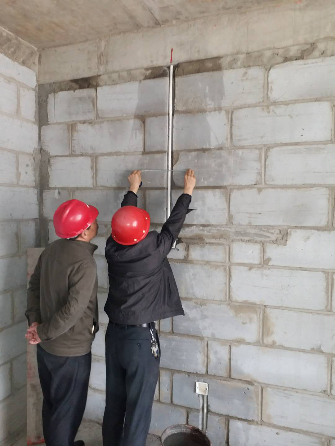 工程师现场实测实量，保障工程质量