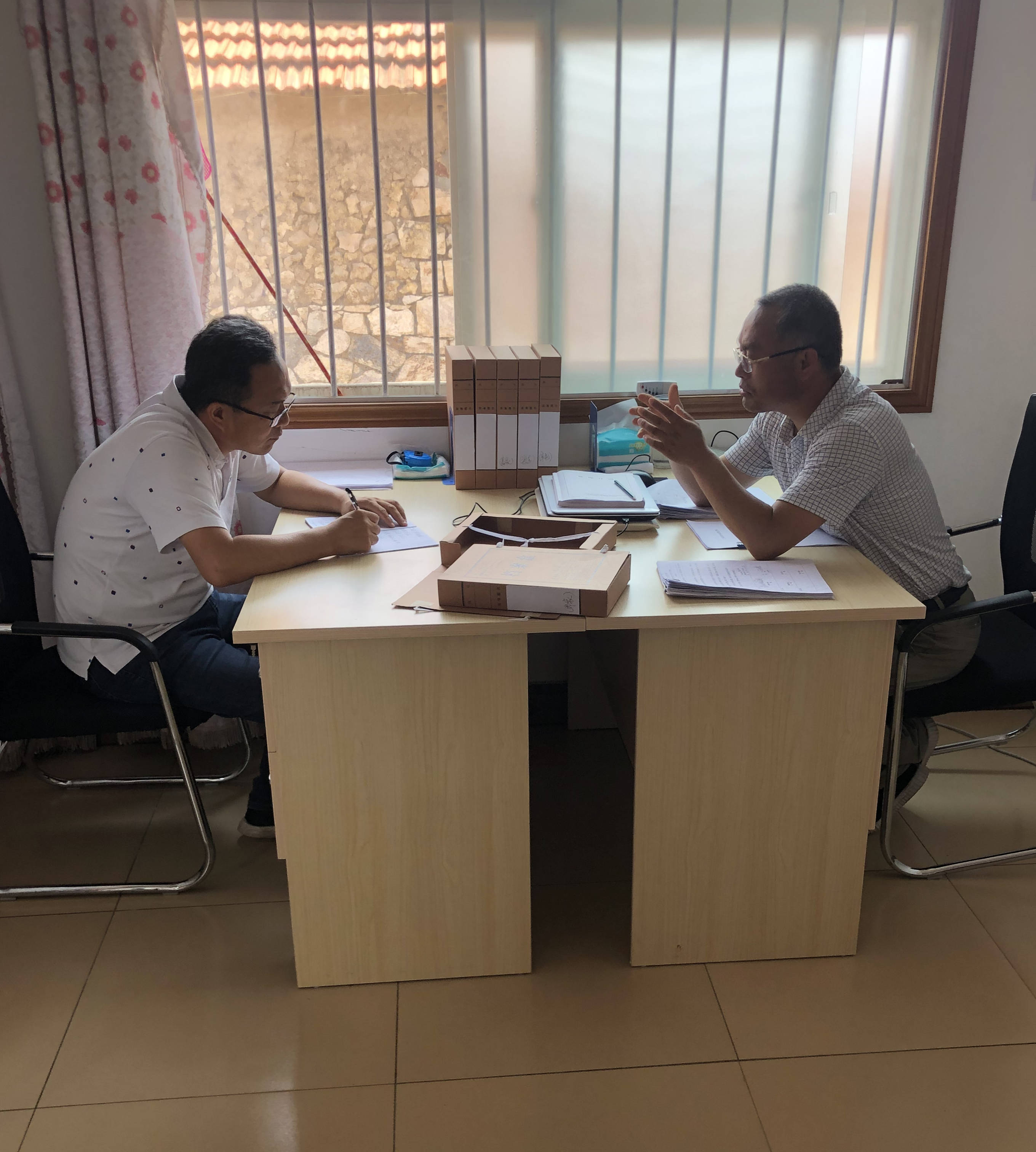 公司领导巡查工地，指导交流现场工作