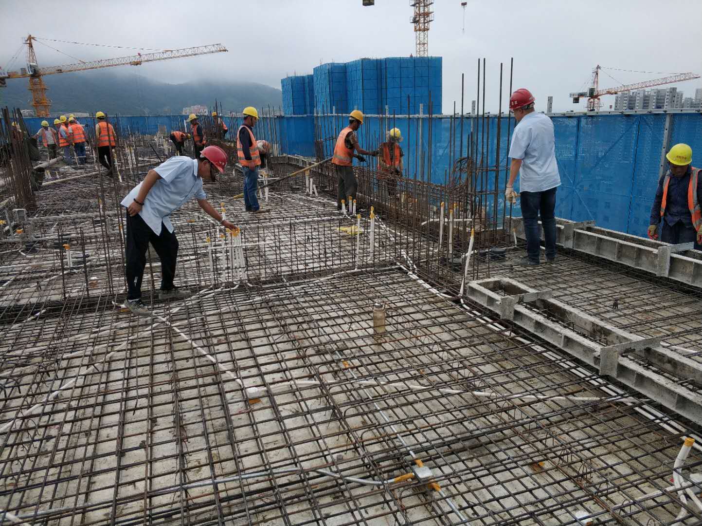 监理工程师日常巡检工地，保障工程建设