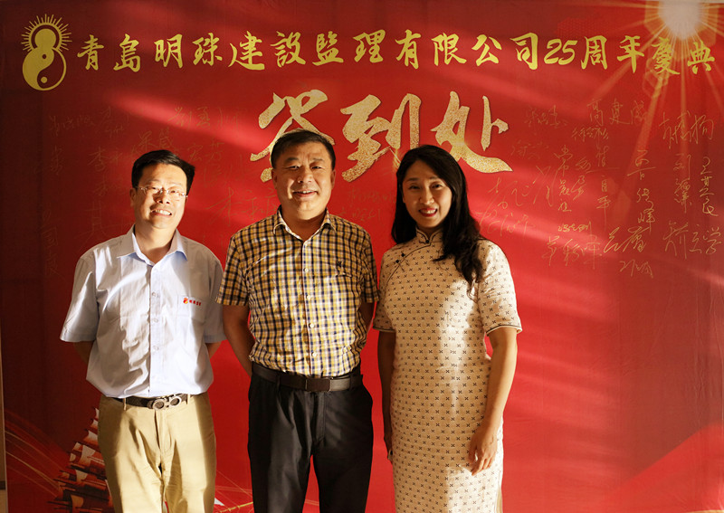 明珠监理总经理侯方鹏侯总与客户合照风采