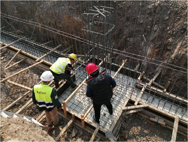 监理菜鸟项目部监理工程师及时关注施工进度，随时检查施工质量是否符合要求规范