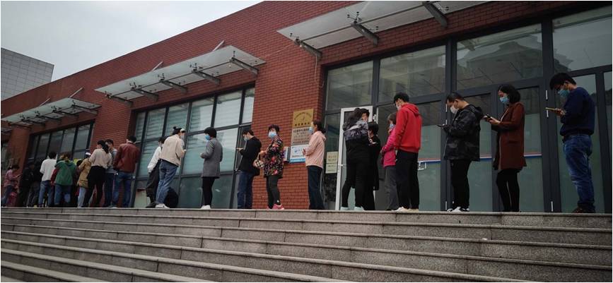 明珠监理各项目部及时与甲方、施工方组织好工地在场人员依序排队进行核酸检测