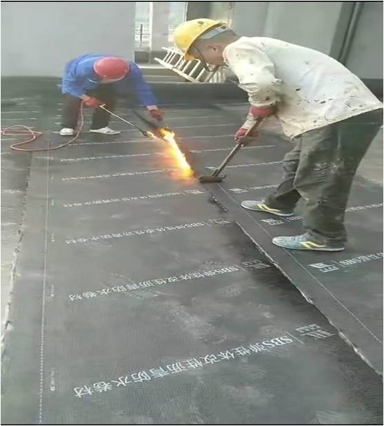 现场随时检查指导工人技术操作，确保工程质量