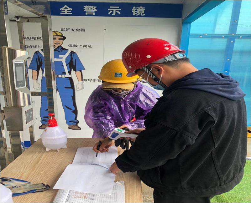 明珠监理工程师检查防疫登记体温测量等工作