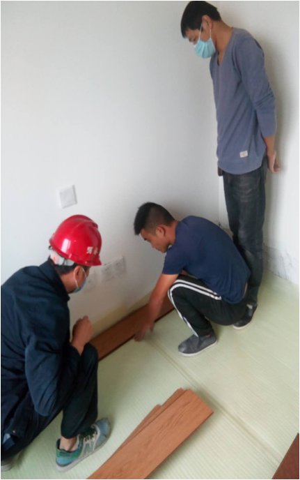 明珠监理工程师指导检查工人施工质量