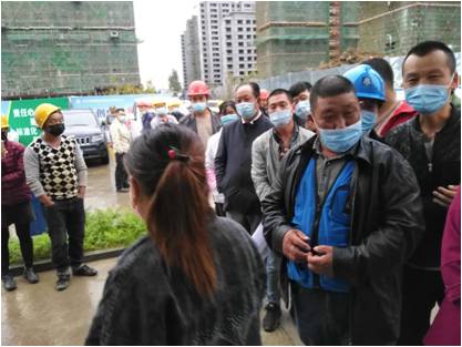 同时，青岛人民排队做核酸检测，秩序井然安定，请人民放心